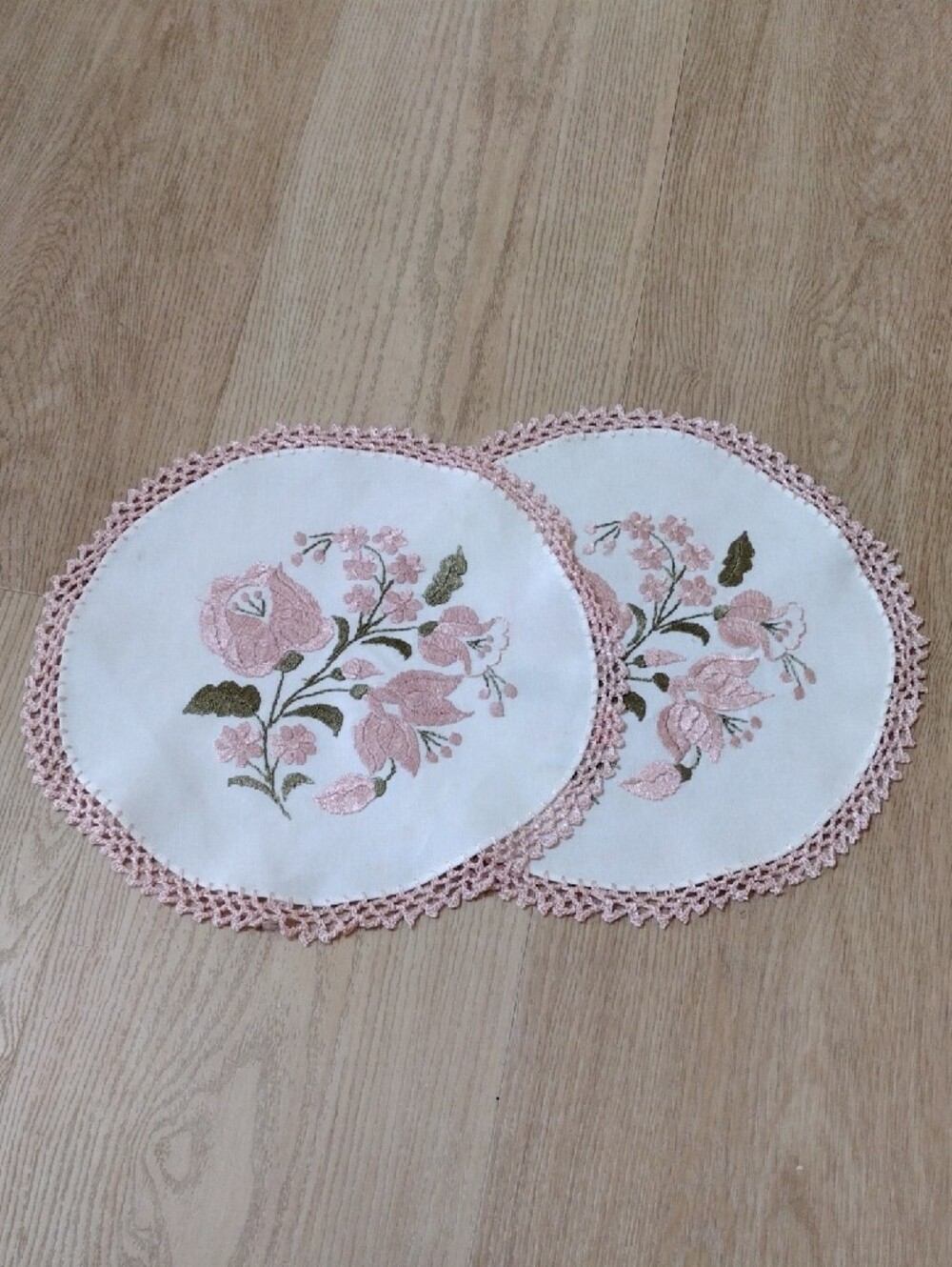 Embroidered Pink Floral Round Doilies Crochet Edge Set of 2 Coffee End Table